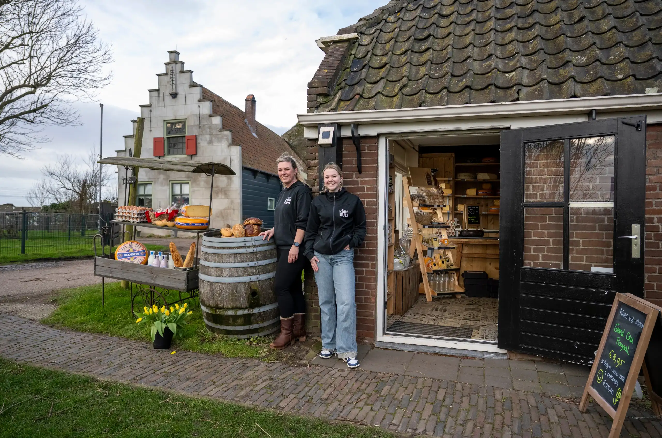 Buitenkant Streekwinkel Het Kooghuis met werknemers